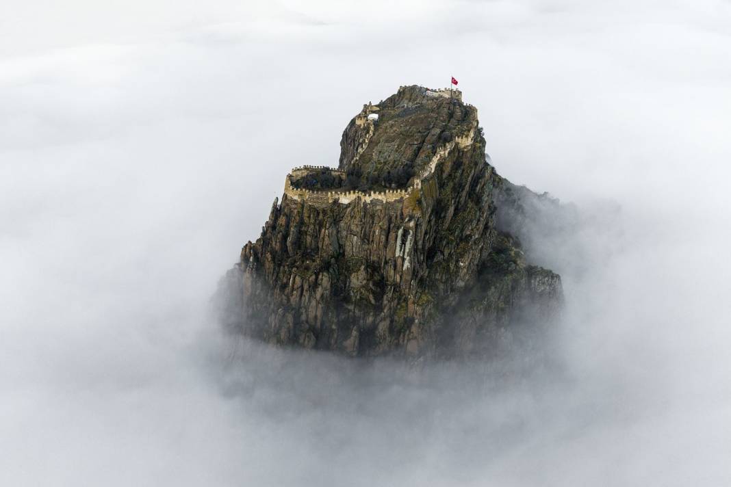 Yüzüklerin Efendisi sahnesi değil, burası Türkiye! Şehir kayboldu, tarihi kale 'Gökyüzü Adası'na dönüştü 5